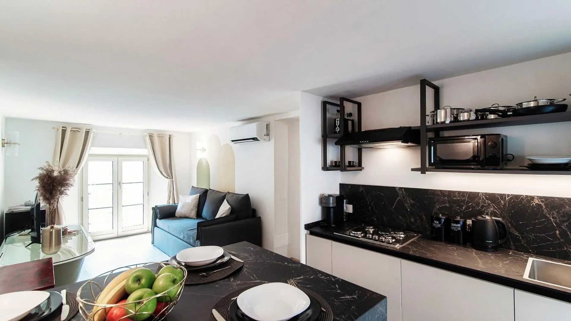 Vanity Flat - The House Of Travelers كومو